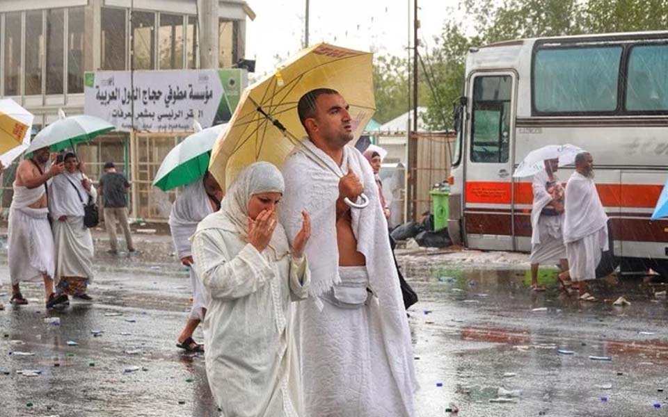 Heavy rain pours down on Hajj pilgrims at Arafat