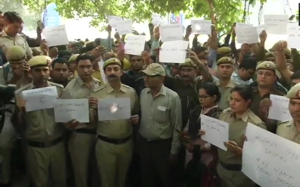 Delhi Police personnel take to streets against attack on colleagues