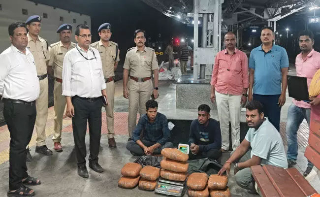 Railway Police in Kalaburagi arrest 2 men from Odisha carrying 22 kg ganja in train