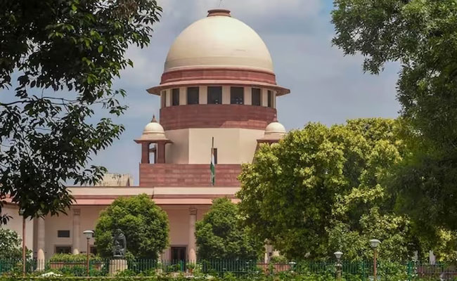 SC seeks clarification from EC on functioning of EVMs, calls poll panel official at 2 pm