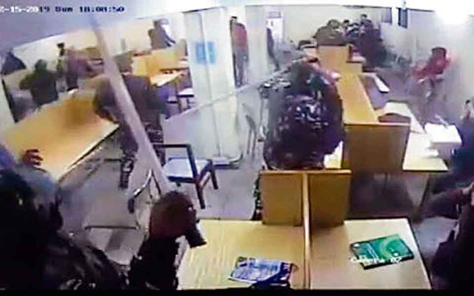 Jamia almuni association files police complaint against cops who entered varsity library
