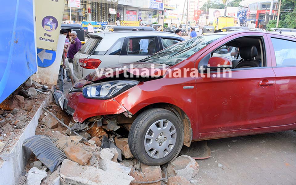 Two including pedestrian injured as speeding car rams onto footpath in Mangaluru
