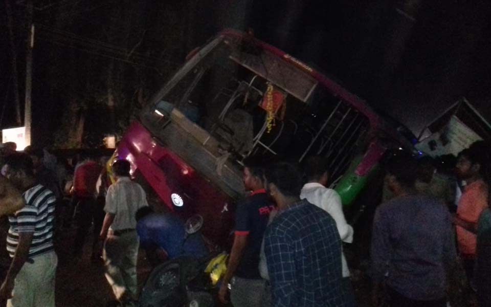 Over speeding private bus overturns in Moodbidri; injures at least 18