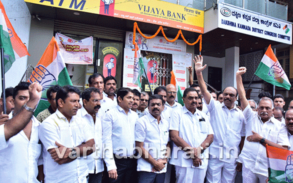 Mangaluru: Dakshina Kannada Congress protests detention of Priyanka Gandhi in UP