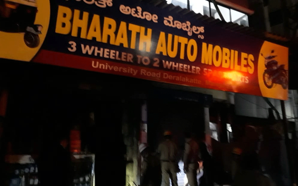 Mangaluru: Auto-mobile shop in Deralakatte catches fire; locals suspect miscreant's hand
