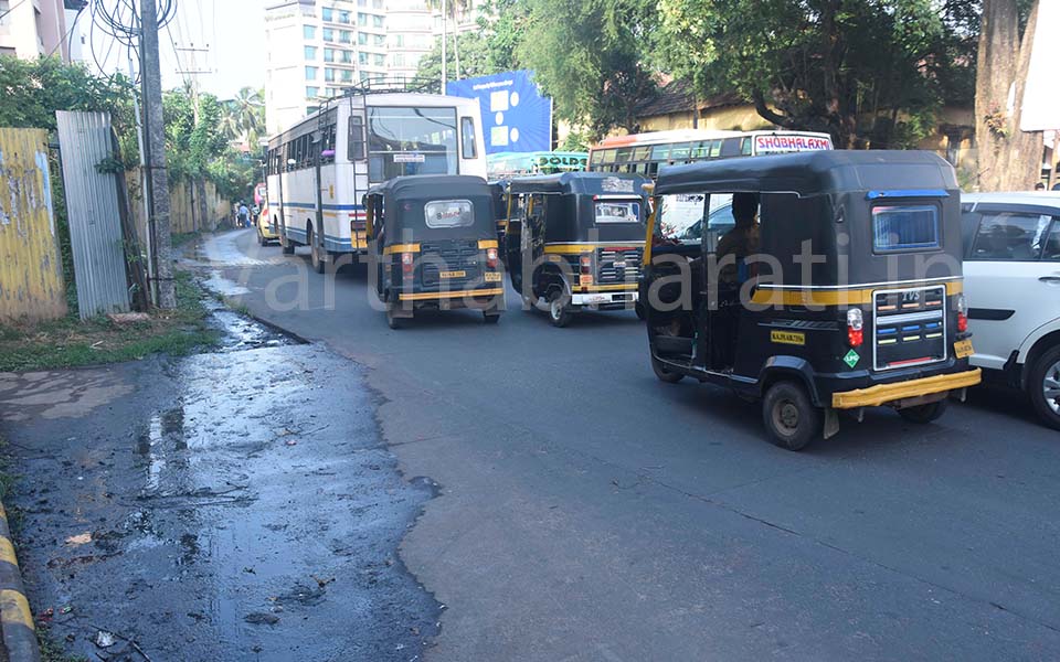 Mangaluru: Overflowing drainage at Jyothi Circle cause inconvenience to commuters