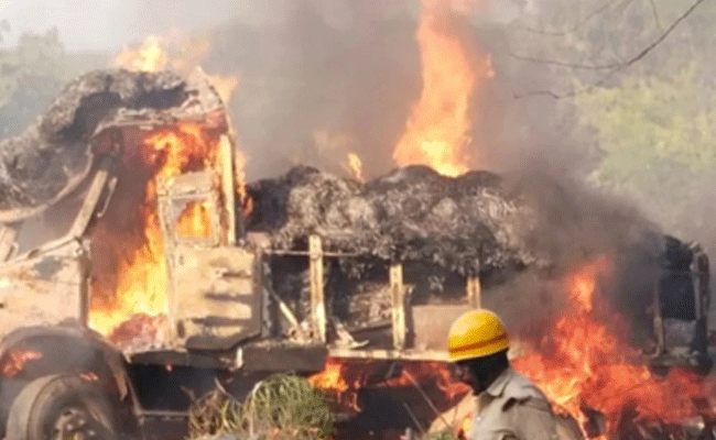 Bantwal: Truck carrying hay catches fire near Kalladka