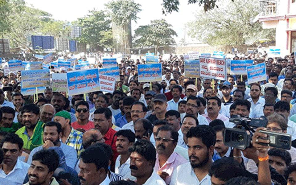 Karwar observes bandh called by fishermen against Sagaramala scheme; businesses across Taluk closed