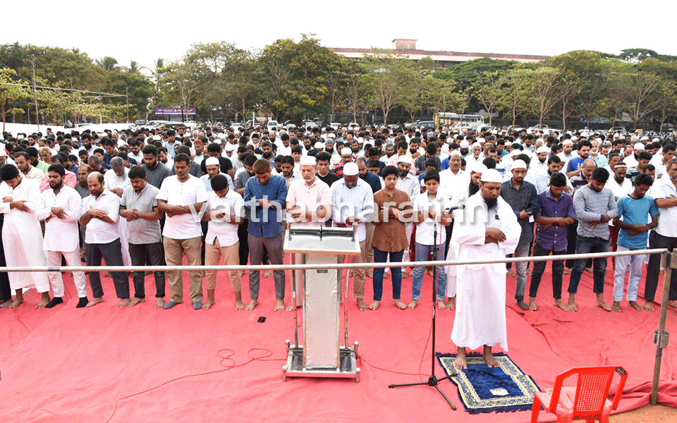 Mangaluru: Hundreds of Muslims men, women join special prayers for rain
