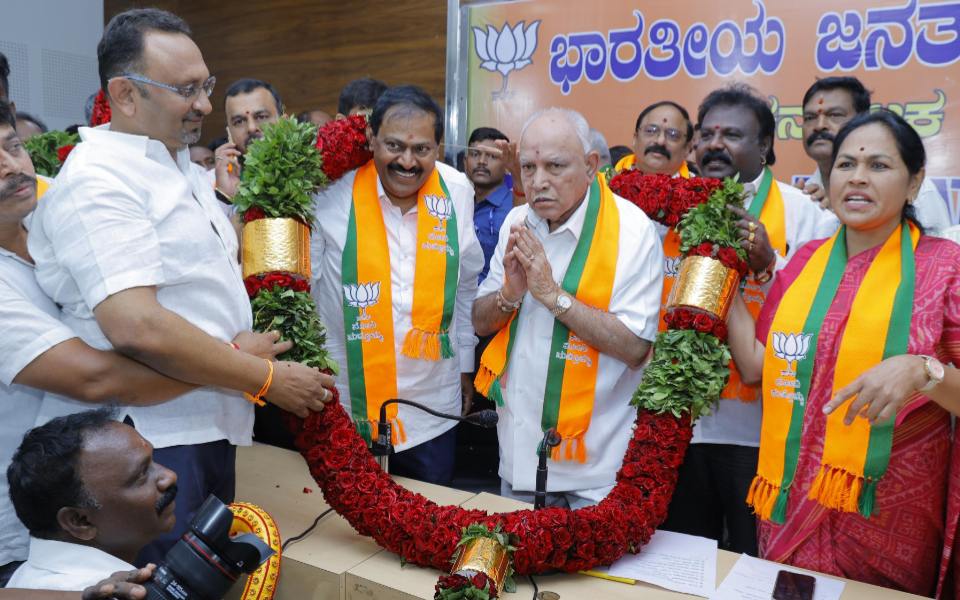 Former Congress MLA Akhanda Srinivas Murthy joins BJP