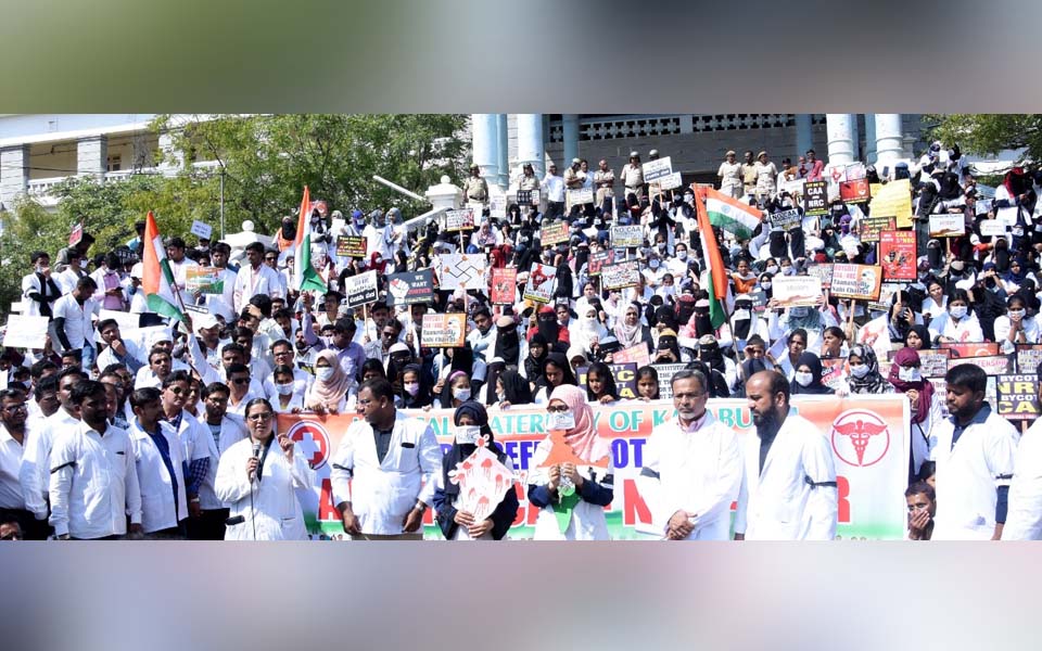 Hundreds of Medical students protest against CAA-NRC in Kalaburgi
