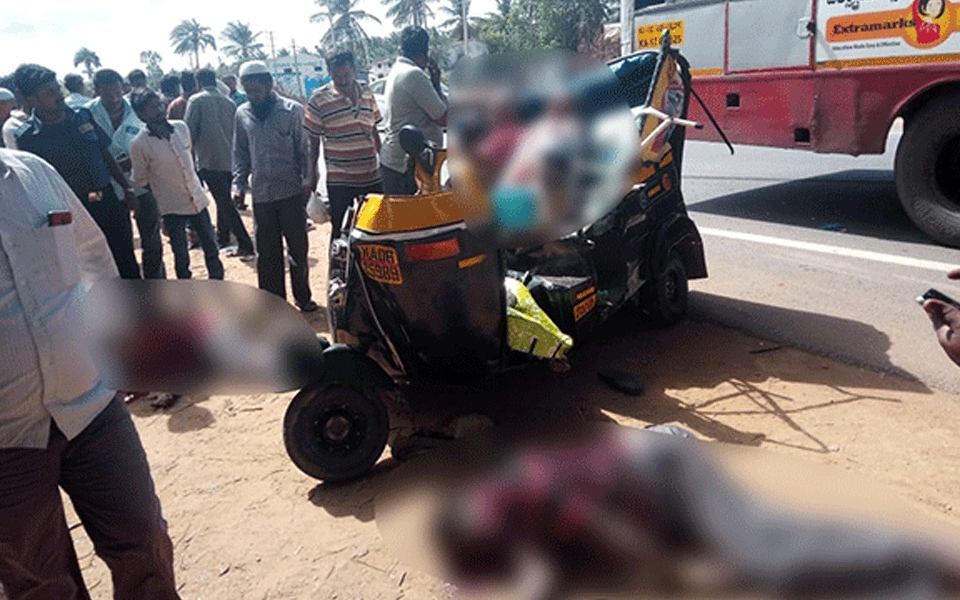 Four killed in auto-rickshaw, bus collision in Tumkur