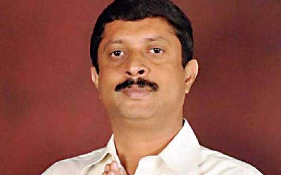 Youth tries to stab Congress MLA Byrathi Suresh; stopped by bodyguard