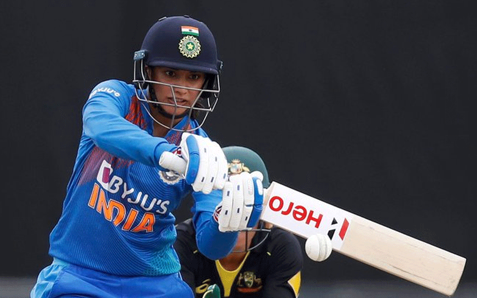 Mandhana's blazing fifty goes in vain as Australia win T20 tri-series final