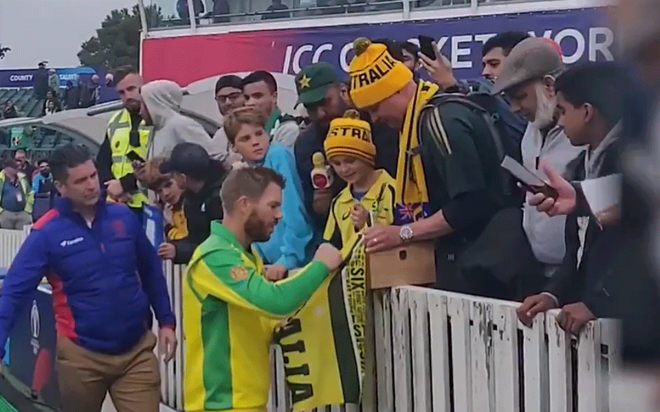 Warner wins heart, hands Man of the Match award to young fan