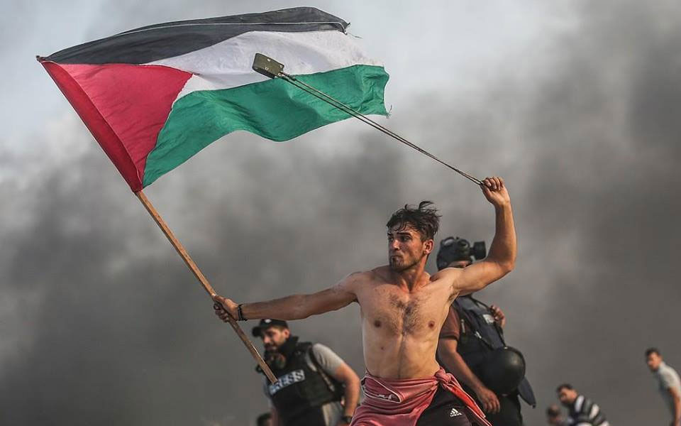 'Iconic' image of Palestinian protester in Gaza goes viral