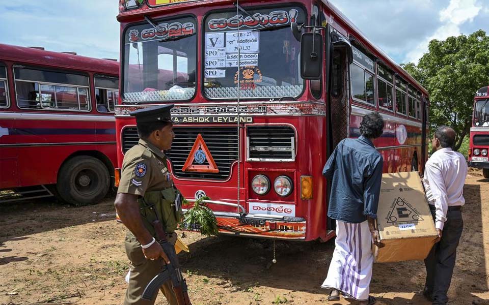 Sri Lanka presidential election: Gunmen fire on buses carrying Muslim Sri Lankan voters