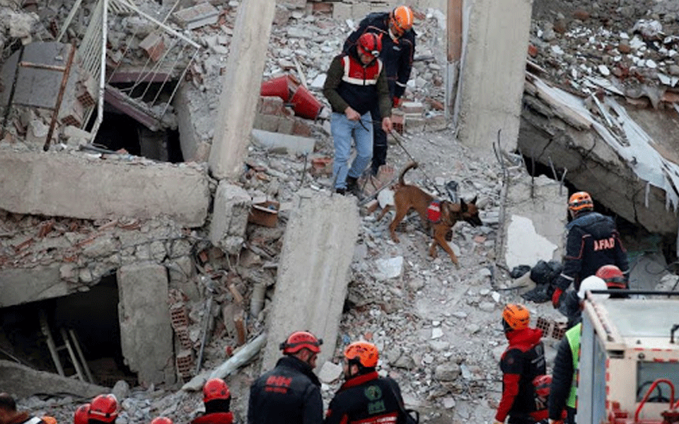 Nine dead in Turkey as 5.7 earthquake strikes western Iran