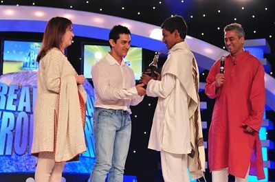 Babar Ali receiving award from Bollywood superstar Aamir Khan
