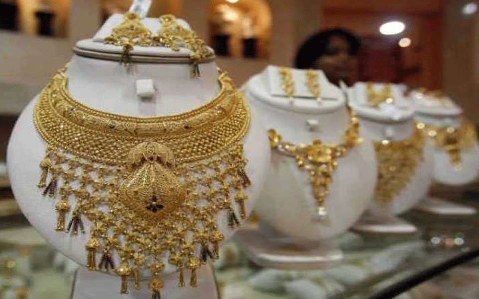 Gold crosses Rs 33,000-mark, silver firms up