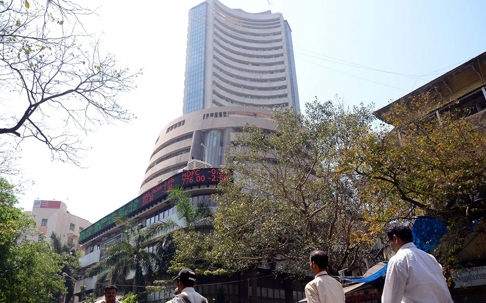 Easing crude prices lift Indian equity indices
