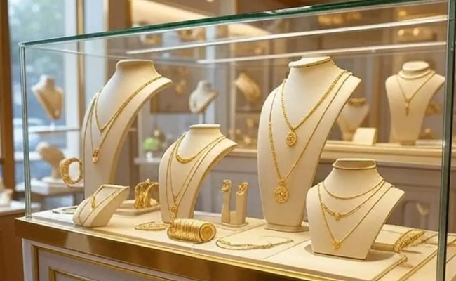 Gold declines Rs 1,700 to Rs 1.35 lakh/10g; snaps 4-day record rally