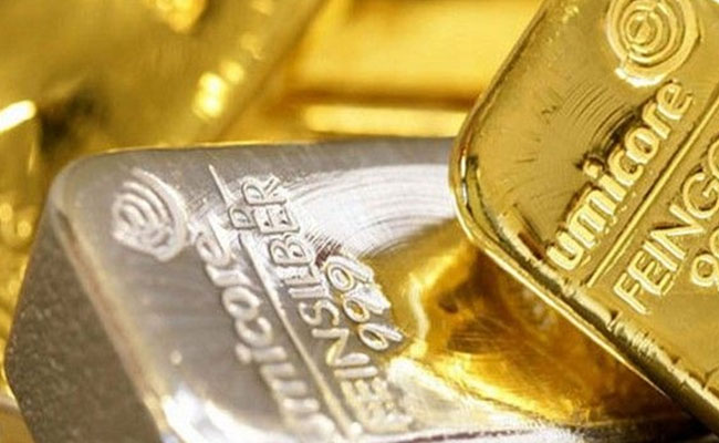 Gold falls Rs 50; silver climbs Rs 500