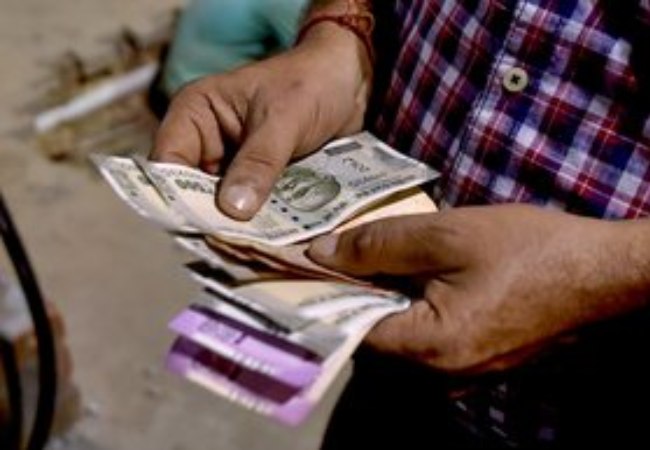 Rupee falls 4 paise against USD amid strengthening US bond yields