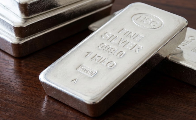 Silver slides Rs 4,275 to Rs 2.75 lakh/kg