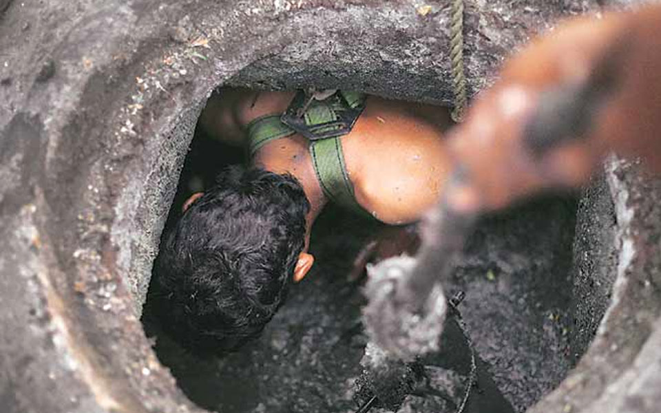 Swacchata Aandolan drowing in manholes