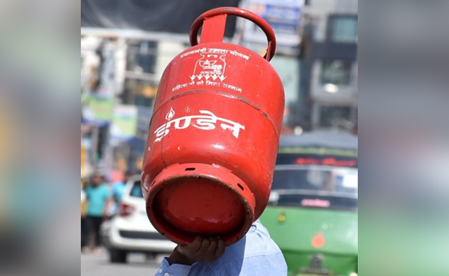 When Gas Ships Slow, India’s Kitchens Feel the Heat