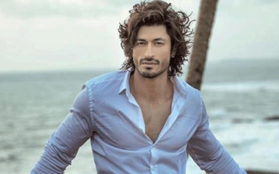 Shatrughan congratulates Vidyut for bringing honour, pride to India