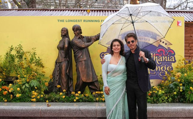 Shah Rukh Khan, Kajol unveil ‘DDLJ’ sculpture at London’s Leicester Square