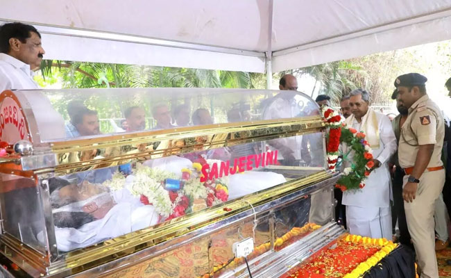 Kannada producer-actor Dwarakish cremated in Bengaluru with state honours