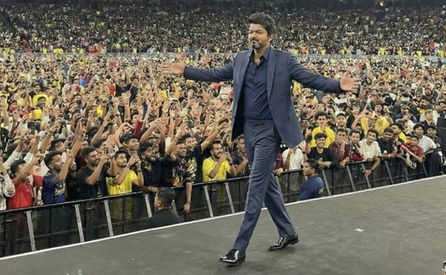 I gave up cinema to stand up for fans who offered me everything, including ''kottai'': Vijay