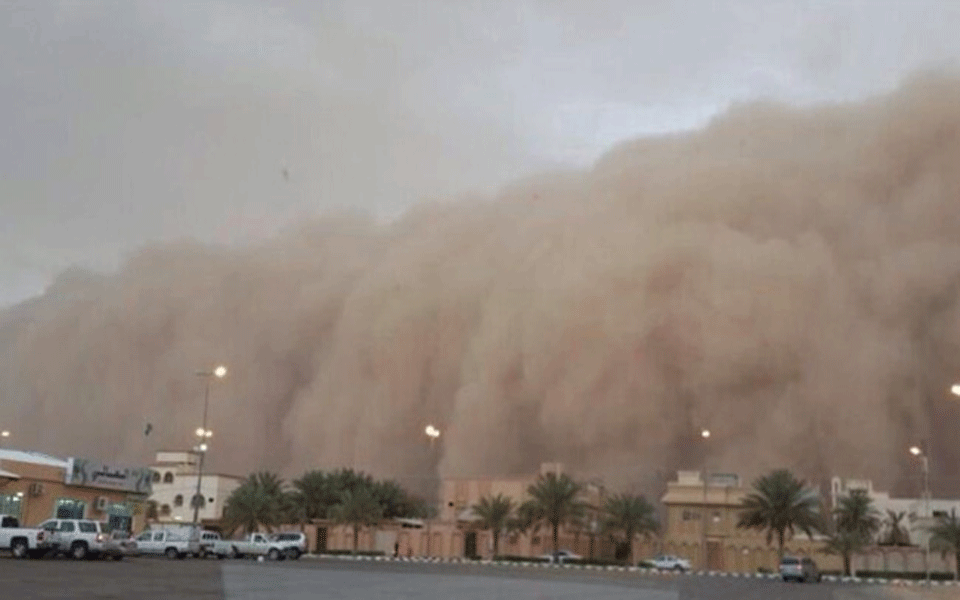 Saudi Civil Defense warns of strong winds and dust affecting Riyadh province