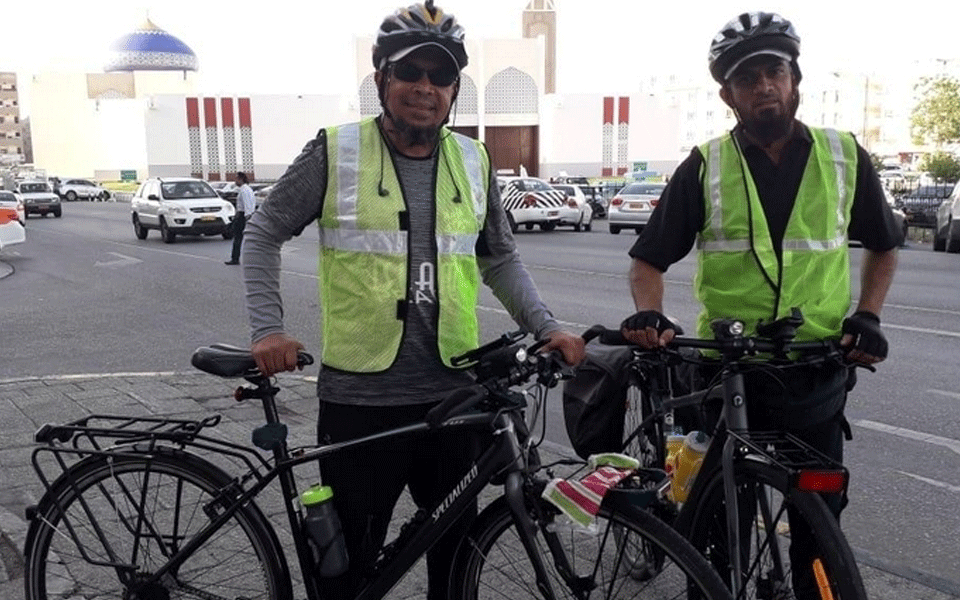Two Indian men reach UAE on cycles to visit Makkha