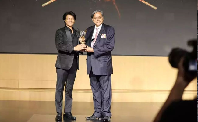 NRI Entrepreneur Nasir Syed honored with Business Icon Award in Dubai