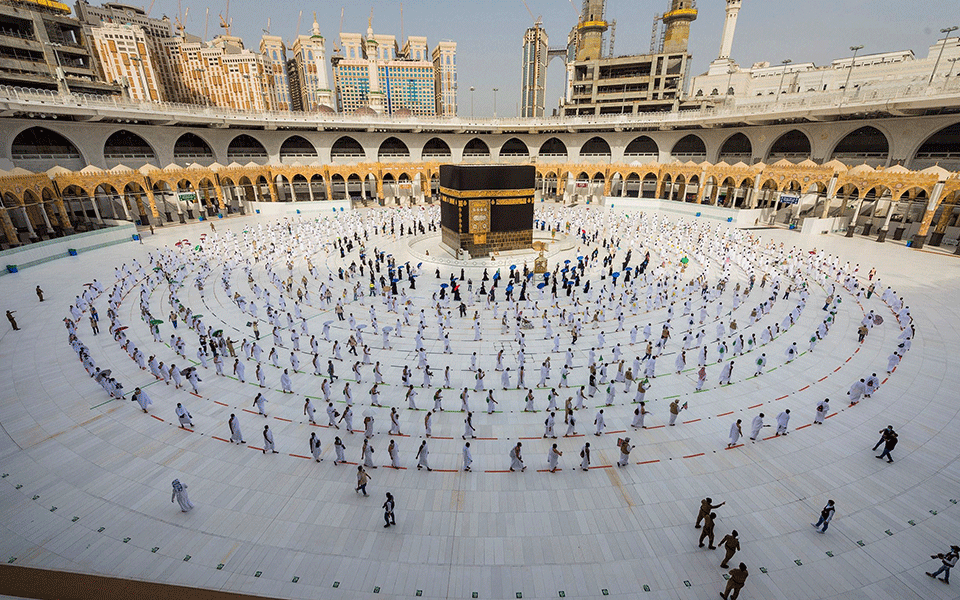 Pilgrims return to Makkah as Saudi eases virus restrictions