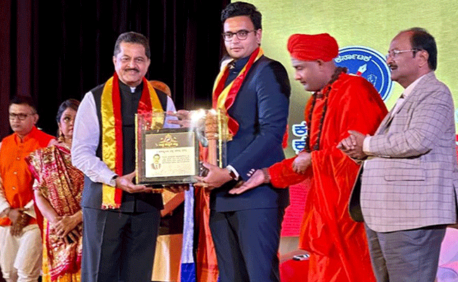 Thumbay Group founder-president Dr Thumbay Moideen honoured with ‘Vishwa Manya’ award