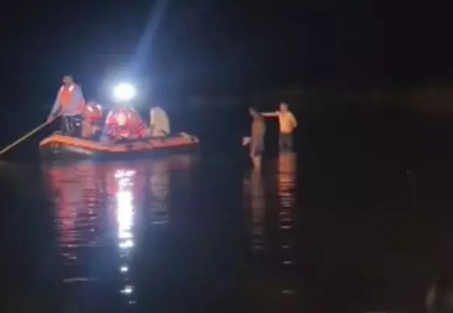 Tractor carrying Durga idols for immersion plunges into lake in Khandwa; 10 devotees dead