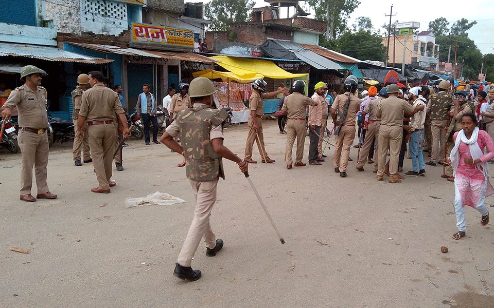 10 policemen injured by mob in Delhi rape protest