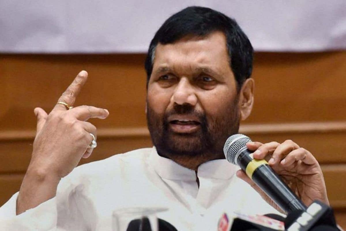 Paswan's daughter, son-in-law protest denial of entry inside Patna airport to receive his body