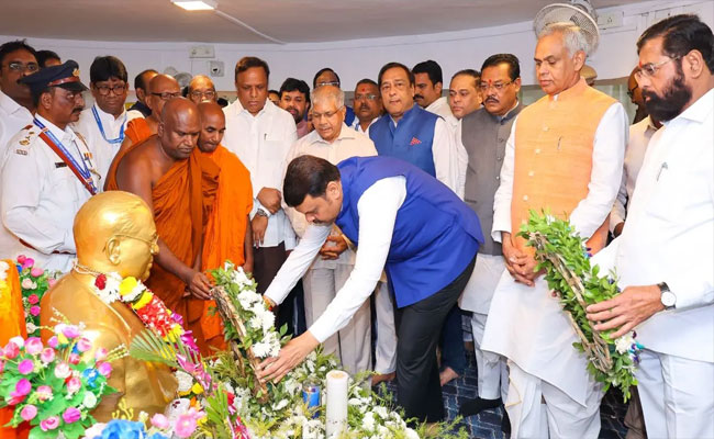On Ambedkar's Mahaparinirvan Din, thousands gather at Chaityabhoomi; Guv, CM hail social icon