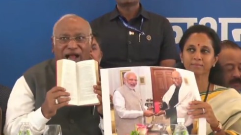 Kharge targets PM Modi, BJP for linking 'red book' of Constitution with 'urban Naxalism'