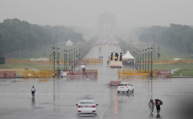 Delhi sees sharp drop in minimum temperature
