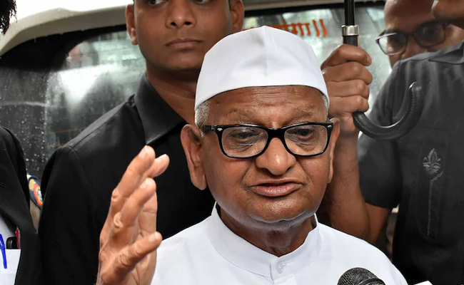 Anna Hazare calls Dr. Singh an opponent of corruption; Netizens question his protest against him