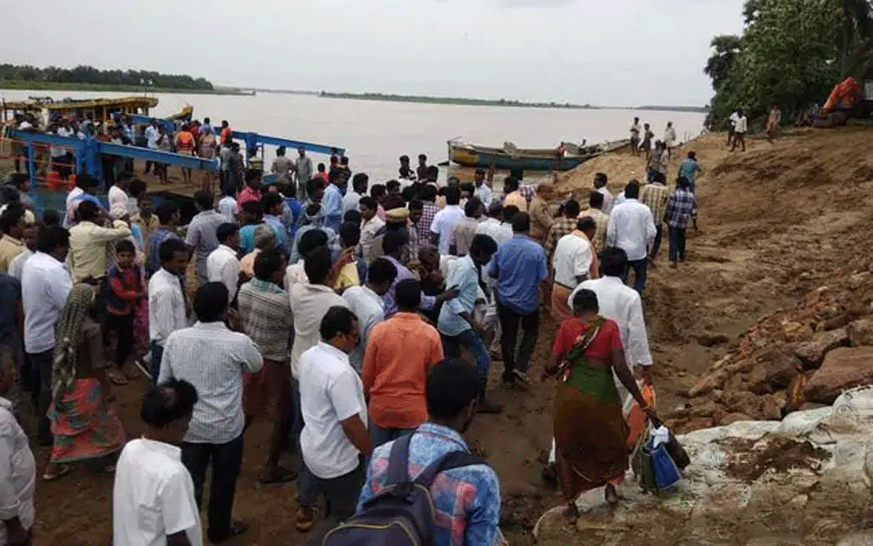 Four missing after boat capsizes in Andhra