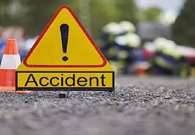 Pune: Nine injured as car rams into people standing around tea stall