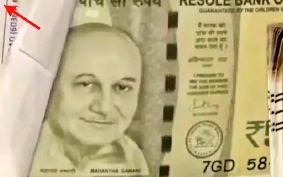 Currency notes with Anupam Kher's picture: Three held with 1.8 kg of gold